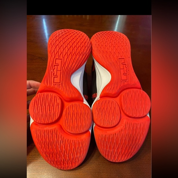 Nike LeBron Witness 5 Red and Black - Picture 4 of 4